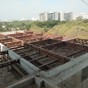 Steel entrance canopy for university